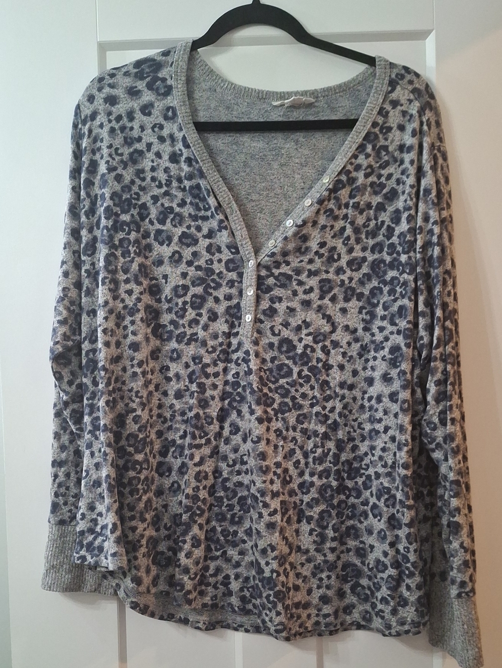 V-Neck Leopard Print Sweater - Gray
